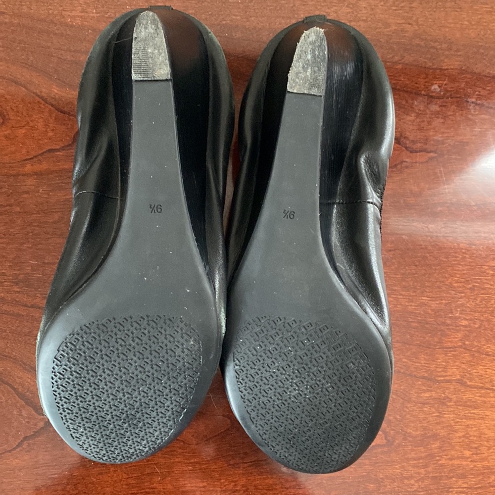 Tory Burch Jolie Black Leather SZ 9.5 Patent Toe Classic Preppy Chic Wedge Heels - Picture 7 of 16
